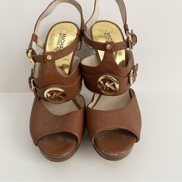 Michael Kors Tan Platform Sandals with Gold Logo - Picture 3 of 8